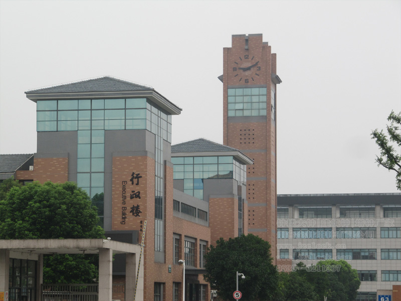 一所学校校园内的四面塔钟，以楼的墙体作为钟面、黑刻度、两针，楼和钟融为一体，相辅相成，是楼钟的典范代表