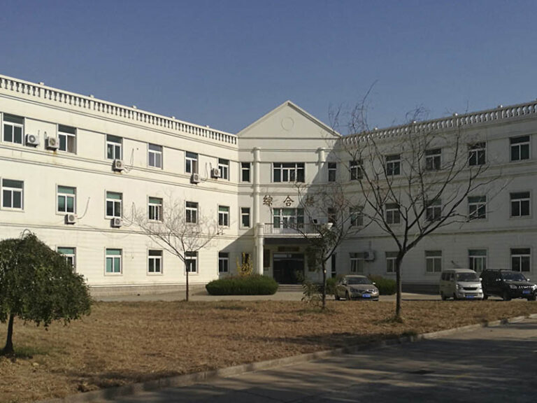 烟台金针塔钟公司厂家研发专家，历时两年于2018年，在此研发出新一代塔钟控制系统，——公司成长历程之研发